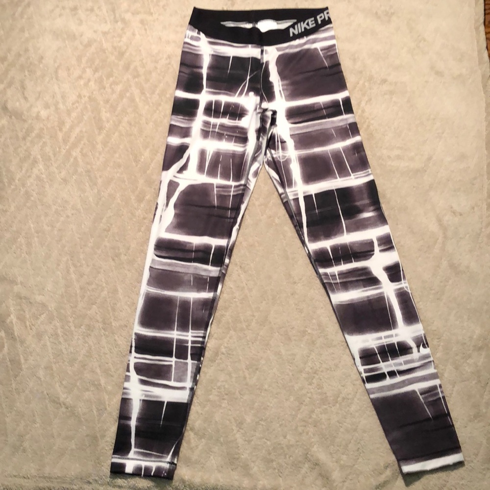 Nike Pro Women’s Leggings Size Small.